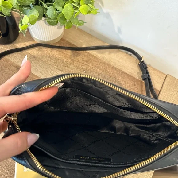 Michael Kors Black Crossbody Bag with Sleek Design - Picture 4 of 5